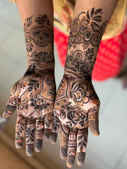 This floral design was perfect for Eid celebrations. It features bold, dark flowers mixed with lighter, more delicate patterns, creating a rich and textured look.