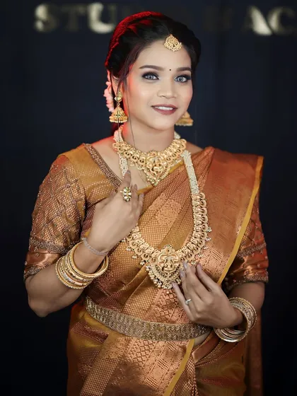 I have a special love for the elegance of South Indian bridal traditions. This look features classic temple jewelry and a beautiful Kanjeevaram saree, which I complemented with warm, golden-toned makeup and defined eyes to create a truly divine bridal look.