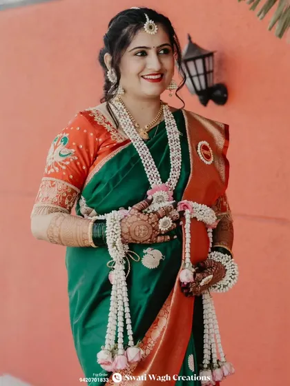 This mom-to-be looks absolutely regal in her complete floral jewellery set, featuring delicate pink roses and white buds.