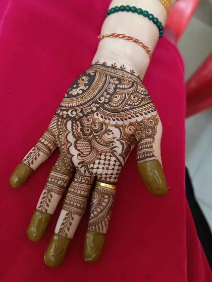 A simple and elegant design on the back of the hand. The pattern is intricate but leaves enough open space to feel light and airy.