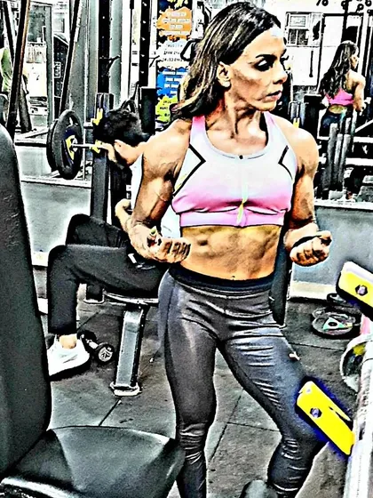 Caught in between sets, you can still see the muscle definition. This is a testament to a consistent diet that supports a lean body composition year-round, not just for a few weeks.