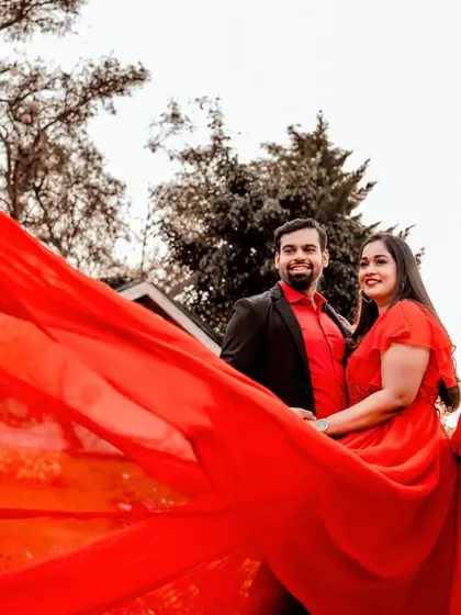 Let's make a statement. This pre-wedding photo uses a bold, flowing red fabric to create a visually stunning and passionate image, showing how we can turn a simple portrait into a work of art.