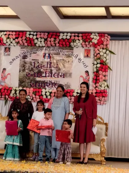 On stage for the prize distribution ceremony with the youngest participants. Recognizing and rewarding participation is key to making everyone feel valued at community events.