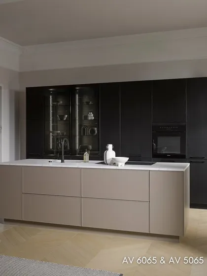 A closer look at the AV 6065 and AV 5065 kitchen, highlighting the Mont Blanc Silk worktops and sleek black chrome fittings that contribute to its quiet sophistication.
