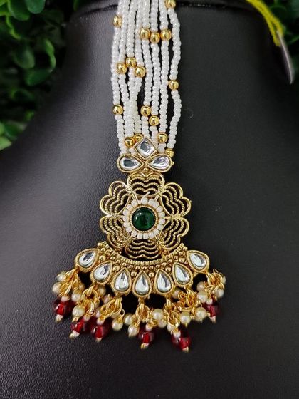 A similar style of beaded maang tikka with a floral kundan pendant.