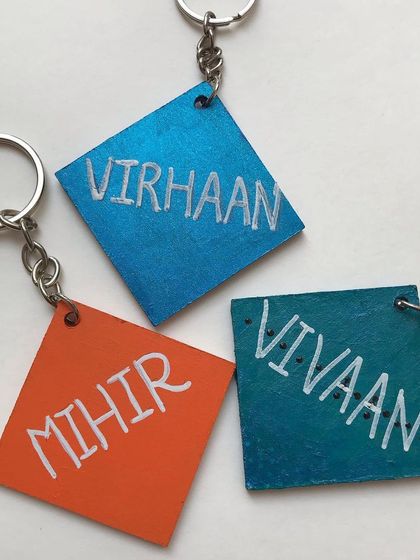 The back view of the abstract keychains, showing the custom names. These make fantastic, modern-looking personalised gifts for friends, family, or colleagues.