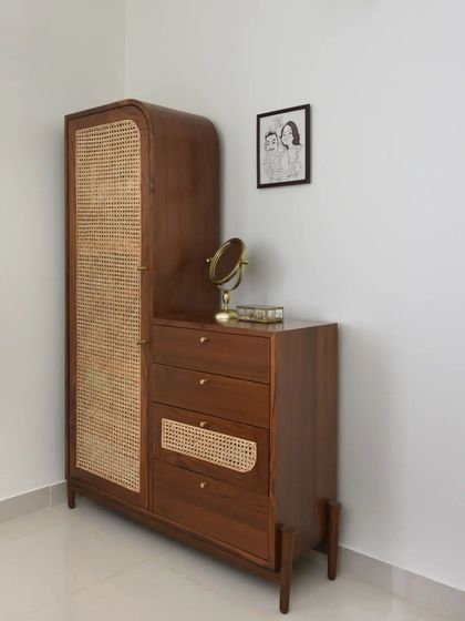 Rattan is the perfect material for airing closets as it allows for ventilation. Here, we designed custom closets integrated with a chest of drawers, providing a complete and functional storage solution for the bedroom.