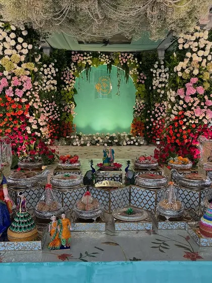 A straight-on shot of the multi-colored floral wonderland, with a green archway in the center.