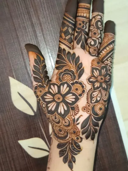 Another shot of this bold floral design, showing the beautiful contrast and clean lines.