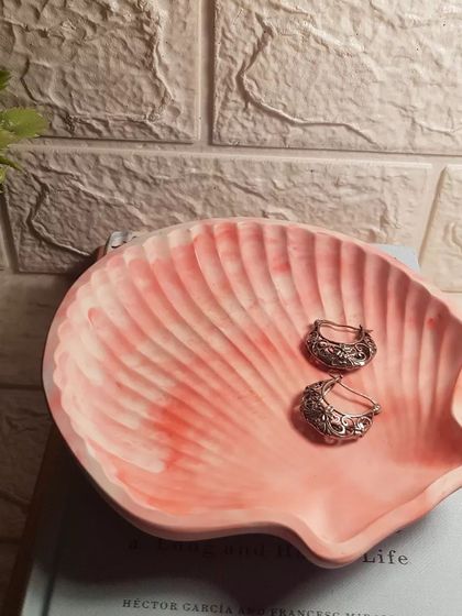 The beautiful, soft colors of our peachy white marble clam shell dish.