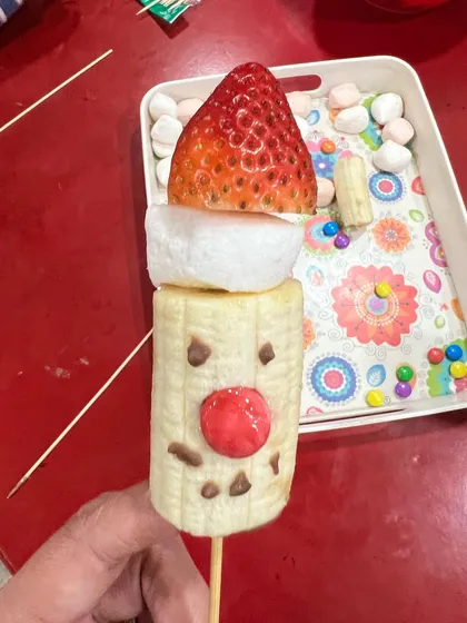 Who knew fruits could be so much fun? We made these adorable and healthy snowman snacks during our Christmas party. It’s a great way to get kids excited about food and creativity.