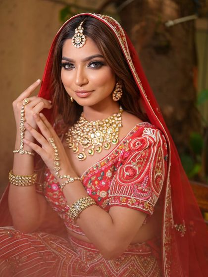 A complete bridal look featuring a heavy, gold-plated Kundan necklace, haath phool, and maang tikka, all available for rent.