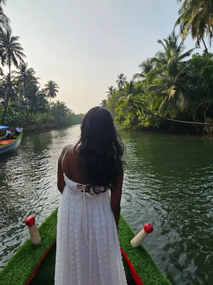 We believe in serene moments and beautiful escapes. Imagine gliding through the calm backwaters of Honnavara, surrounded by lush coconut groves. It’s the perfect way to disconnect from the hustle and reconnect with nature.