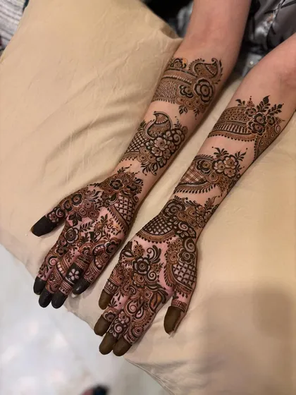 Another view of the peacock design. It's a beautiful choice for someone who wants a traditional motif in a modern layout.