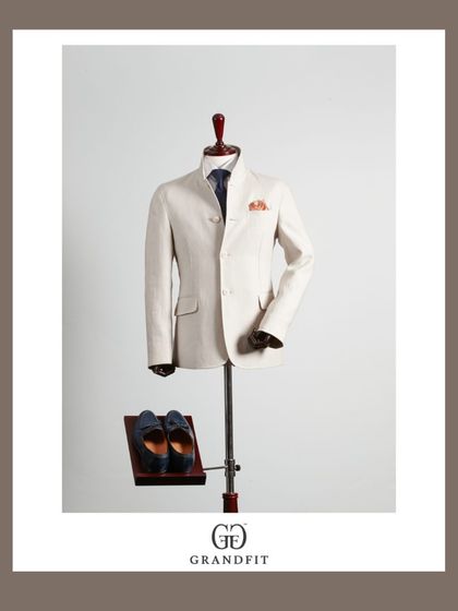 This off-white Bandhgala jacket offers a lighter, yet equally formal, alternative. Crafted from breathable fabric, it is an excellent choice for daytime ceremonies or destination weddings.