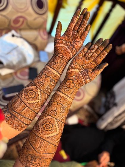 This shot shows the design in a different light. The rich brown of the fresh henna promises a beautiful dark stain to come.
