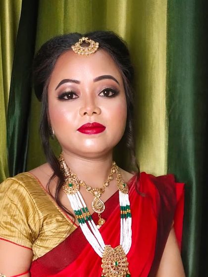 A frontal view of the traditional makeup, highlighting the maang tikka and intricate necklace.