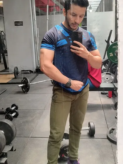Same session, different pose. Consistent strength gains are the most important metric for progress.