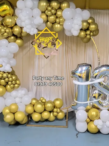 A white and gold theme for an 18th birthday. The half-arch design is modern and stylish, perfect for a milestone celebration.