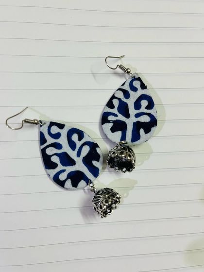 A simple and elegant fabric earring design. I used a blue and white printed fabric in a teardrop shape and added a small oxidised jhumka for a touch of tradition.