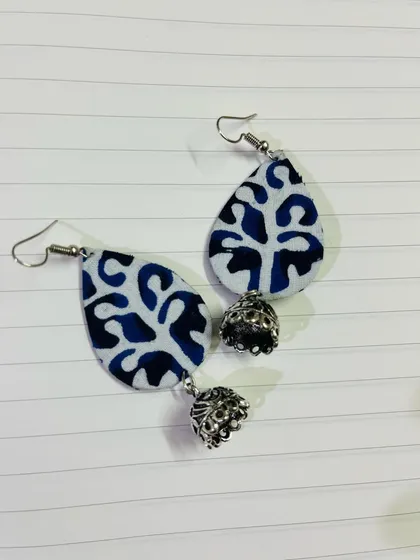 A simple and elegant fabric earring design. I used a blue and white printed fabric in a teardrop shape and added a small oxidised jhumka for a touch of tradition.