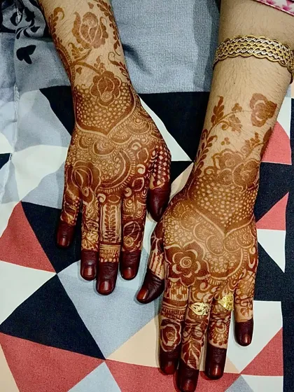 Another angle of this stunning bridal henna stain. You can see the consistency of the dark color across both hands, a result of using fresh, high-quality organic henna.