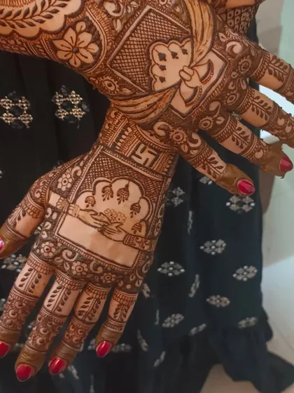 This design incorporates auspicious symbols like the swastika and a depiction of the 'kanyadaan' ritual, adding deep cultural meaning to the bridal mehendi.