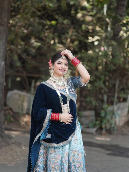 Unique caption for media id 198 describing the specific jewellery and look.