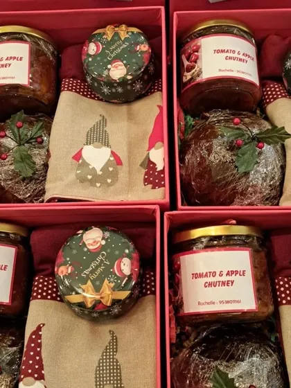 This close-up shows the heart of the hamper: my homemade Christmas pudding and chutney, nestled alongside a festive candle and towel. It’s a collection of my favourite things to share.