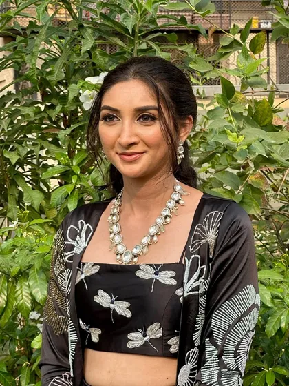 A beautiful shot amidst nature. This modern look features a black and white outfit, which I paired with clean, fresh makeup for a chic and contemporary feel.