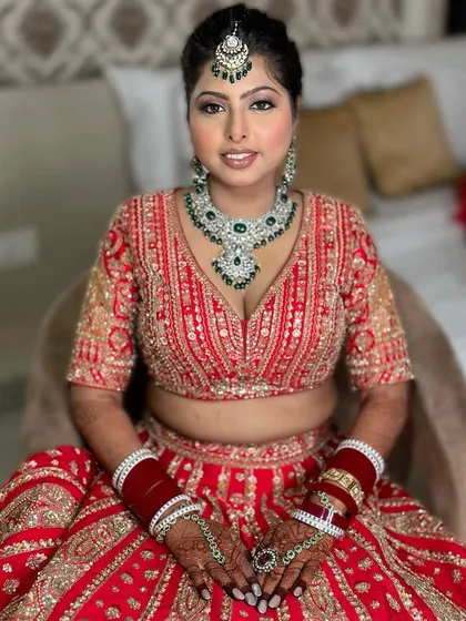 The quintessential smiling bride. My long-lasting makeup application ensures that your smile is what shines brightest, without worrying about touch-ups.