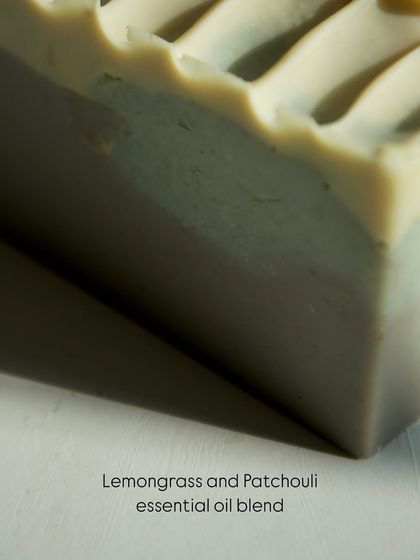 The essential oil blend of lemongrass and patchouli is perfectly balanced to uplift your senses.