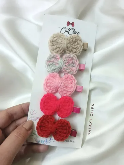 Our 'Galaxy Clips' set, featuring five small bows in a gradient of colors from beige to pink to red.
