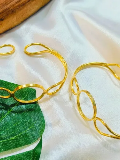 This stylish open-loop bracelet kada is a new addition to our collection. Its unique design provides a modern and minimalist base for creating elegant resin bracelets.