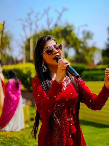 Singing my heart out under the sun at an outdoor event in Agra. I adapt my performance to suit any venue, indoor or outdoor.