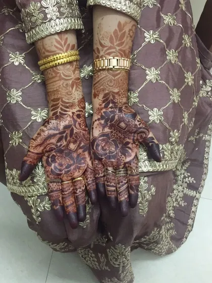 A gorgeous dark stain on both hands. This is the result you get when you book my henna services or use my fresh, handmade cones for your own events.