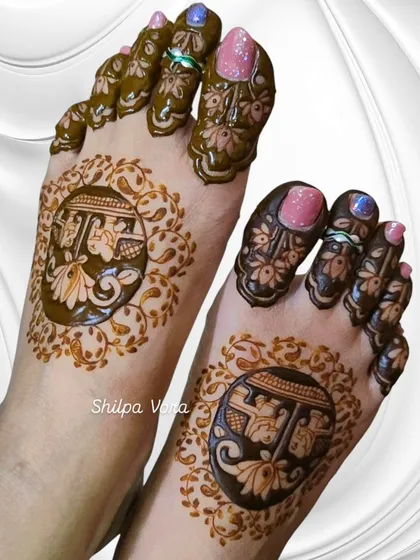 A lovely design for the feet featuring Ganesha mandalas, perfect for an auspicious occasion.