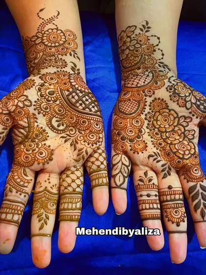 A stylish floral mehendi design that is both elegant and modern.