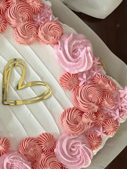 A close-up of the intricate piping work on the pull-apart cupcake cake. I use different shades of pink to create a beautiful floral effect.