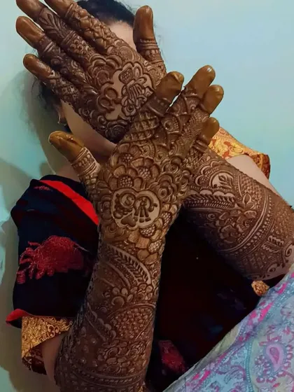 A gorgeous design for an engagement ceremony, featuring the couple's initials inside a heart on the palm.