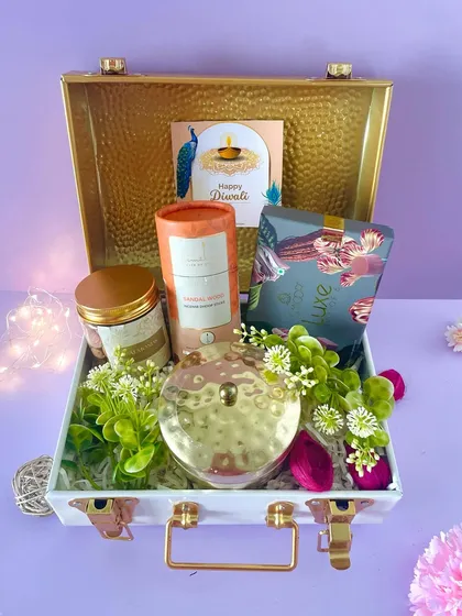 Another curation option for the premium metal trunk. This one features a beautiful heart-shaped decorative jar, premium snacks, and incense sticks.