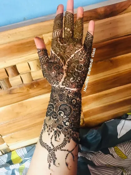 This is a classic cutwork design, a special technique we cover in my Indian course. Learning this will make your bridal mehendi designs stand out.
