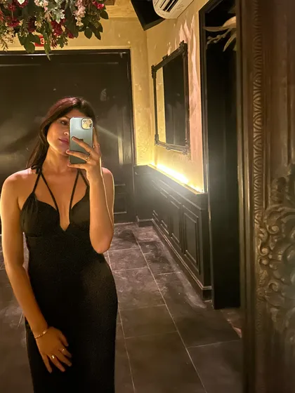 A final mirror selfie of the night. This look is all about confidence and celebrating female friendships.