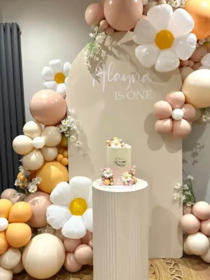 A sweet and simple daisy-themed first birthday setup, perfect for an intimate celebration at home. The design is clean, modern, and absolutely adorable.