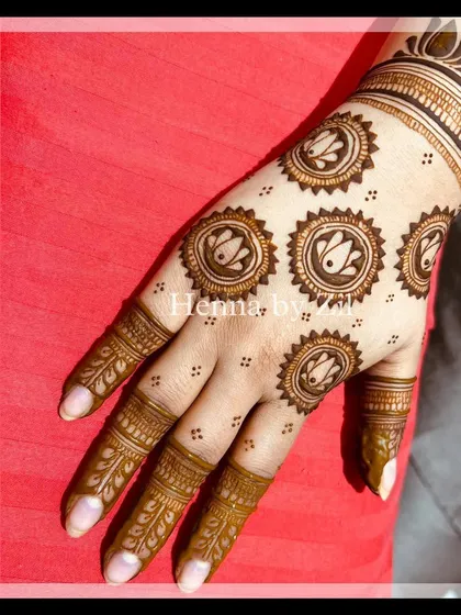 A lovely back-hand design with repeating circular motifs, each containing a small bird. The pattern is clean and rhythmic, making it a stylish choice for any celebration.