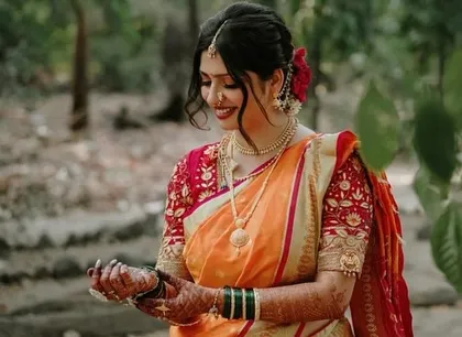 Another beautiful shot of this Maharashtrian bride, showing how the makeup looks flawless and natural even in bright daylight.