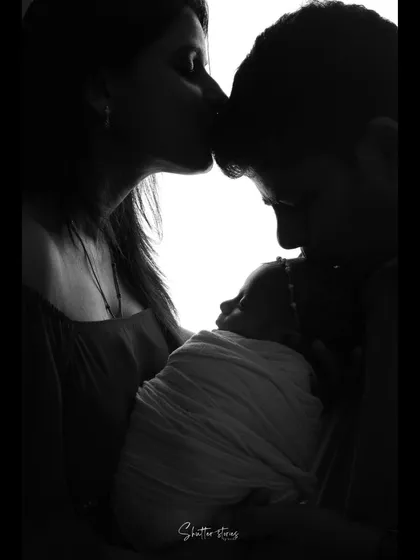 Creating an emotional silhouette portrait with parents is a powerful skill. I teach the specific lighting and posing techniques needed to achieve these timeless family keepsakes.