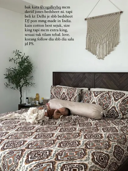 So happy to see this beautiful bedsheet in a customer's home, complete with their little one. They mentioned the kain (fabric) is the best, and the extra king size is perfect for their thick mattress.