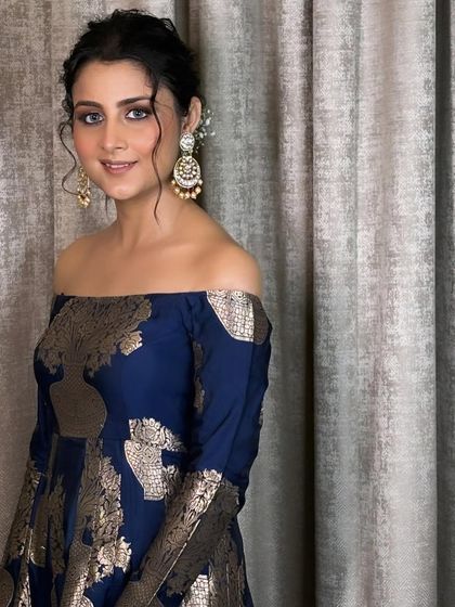 The complete look, showing how a simple, well-done makeup and hair can be incredibly elegant and beautiful.