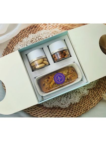 My sleek and modern carry-box hamper is perfect for gifting on the go. It’s a thoughtful collection of a dry cake, cookies, and a savory jar snack.
